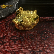 招金 活泼可爱足金黄金锁包 Au999 8.39克重